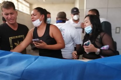 Adriana Correa lloró la muerte de su esposo, quien la salvó de  morir ahogada.