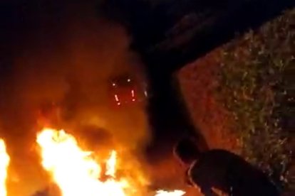 Con una soga los testigos halaron el cuerpo de la mujer que se estaba incinerando.