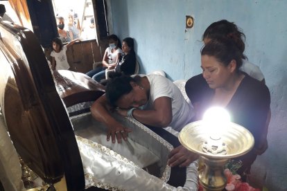 Ninfa Carpio lloraba sin consuelo aferrada a la caja donde reposaban los restos de su hija.
