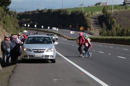 Los menores de edad cruzan la carretera con miedo de ser atropellados.