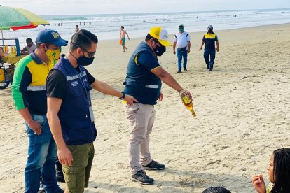 Los funcionarios vaciaron las botellas de licor sobre la arena.