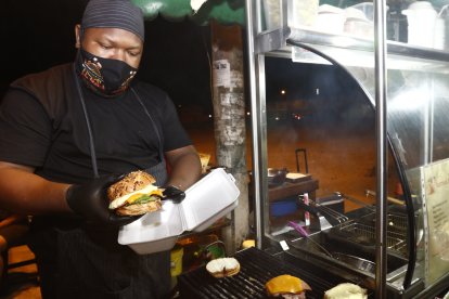 La hamburguesa al carbón ofrece Edwin Estupiñán, en Mucho Lote 1.
