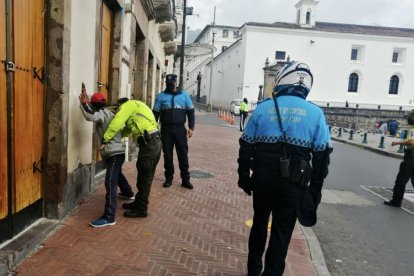 El hombre fue detenido por la Policía por portar un cuchillo.