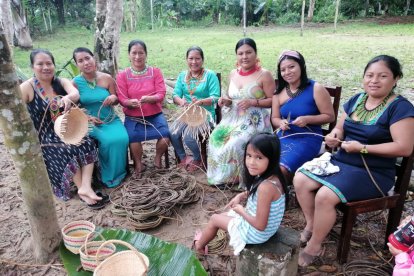 Después de la recolección de las lianas, las tejedoras proceden a sacar las fibras para hacer los cestos.