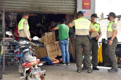 El hombre quedó tendido al pie del negocio al que acudió la mañana de ayer.