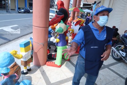 Referencial. En la 6 de Marzo, en Guayaquil, se comercializan los años viejos desde hace varias semanas. ARCHIVO