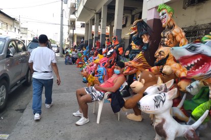 Ángelo Mosquera lleva desde las 7 de la mañana en su puesto y no ha logrado vender nada.