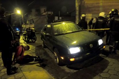 Los detenidos al parecer robaban en este vehículo a los transeúntes.