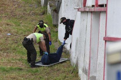 El cuerpo presentaba dos heridas de puñal en la parte del pecho, según la Policía.