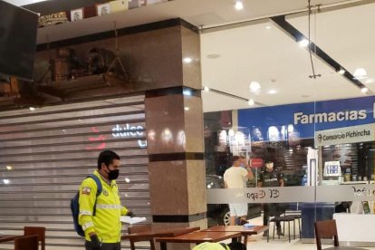 Policías de Criminalística recogían indicios la noche del lunes, en el sitio donde abalearon a Rasquiña.