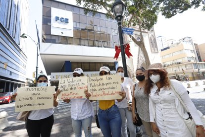 Con carteles en mano, parientes y amigos de Lisbeth Baquerizo pidieron justicia por su muerte.
