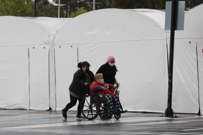 Pacientes con síntomas respiratorios continúan llegando al Hospital IESS Quito Sur. 




Agencia (ag-extra ag-expreso ag-quito)