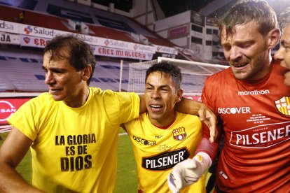 Fabián Bustos (i) celebra su segundo campeonato nacional. El año pasado fue campeón con Delfín.