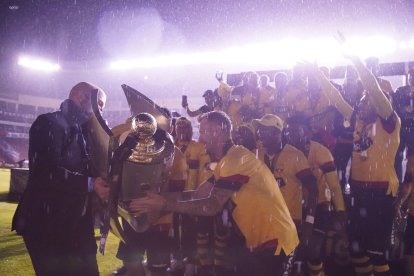 Antes de la premiación de Barcelona, las luminarias del estadio Casa Blanca se apagaron.