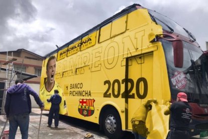 Los hinchas de Barcelona 'encamaron' con la foto del bus de Liga de Quito.