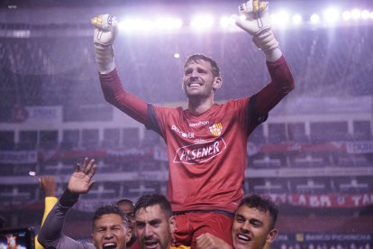 El héroe del partido, Javier Burrai sobre los hombros de sus compañeros.