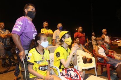 El fanático Kendy Plaza Loor no se quería perder el partido del equipo de sus amores, Barcelona, y desde la calle lo vio donde la vecina.