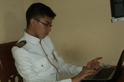 El estudiante José Méndez recaba información para elaborar su proyecto relacionado al trabajo infantil.