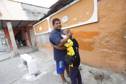onsternados, así están Leonardo Farías, hermano, y Domitila Morán, tía del fallecido.