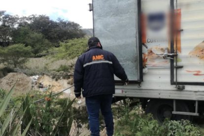 El conductor del camión fue multado por ensuciar la quebrada.