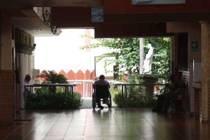 En uno que otro pasillo se ve a aquel que extraña a los alegres y solidarios visitantes.