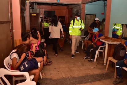 Dentro del lugar se halló a varias trabajadoras sexuales y a clientes.