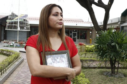 Con nostalgia Paulina se aferra al portarretrato  donde aparece junto a sus padres y hermanos. Tres de ellos ya no están.NEGRETE/GUAYAQUIL-ECUADOR