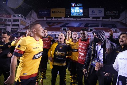 El festejo de los toreros tras ganar la estrella 16, al imponerse en penales a Liga de Quito en el estadio Rodrigo Paz.