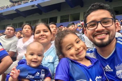 Miguel Rodríguez (d) junto a su esposa María Fernanda Cevallos (i) y sus hijos Mía Samantha y Miguel Saúl, en el estadio George Capwell.