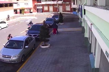 El asalto fue registrado por una cámara de seguridad del sector.