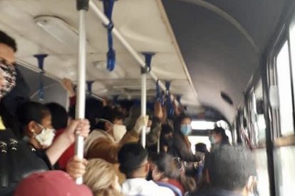 Pasajeros están preocupados por las aglomeraciones en las unidades.