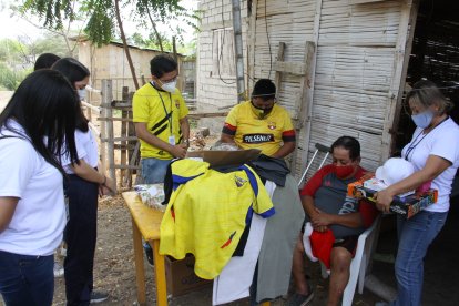 Lo primero que hicieron fue orar, dando gracias a Dios por conocer a Bolillito, de 56 años.