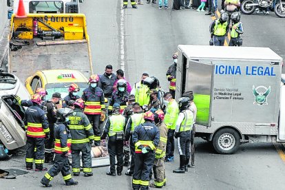 Una mujer perdió la vida en el choque de un vehículo amarillo y otro beige.