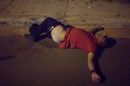 El hecho ocurrió a las 22:00. Un residente de la zona se acercó al ciudadano a verificar que se encontrara bien.