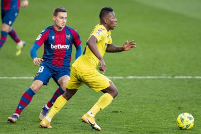 El defensa ecuatoriano Pervis Estupiñán estuvo presente en la victoria de Villarreal en la liga de España.