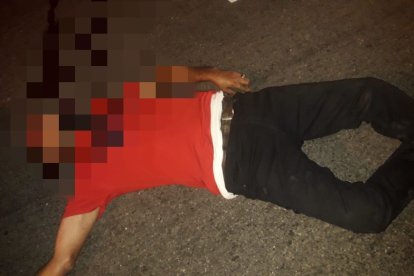 El cuerpo del sexagenario quedó tendido sobre la calzada. Luego fue llevado al Laboratorio de Criminalística.