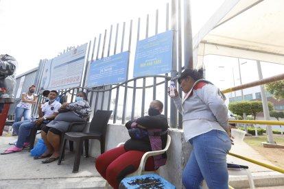 La hermana de Alexandra Zavala (pantalón rojo) está internada en el hospital del Guasmo.