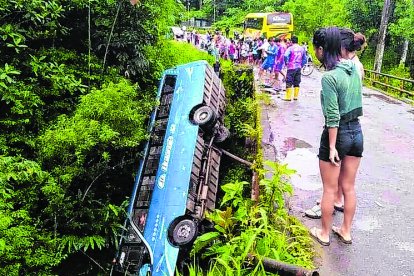 Uno de los vehículos pesados cayó de un puente hasta un río que cruza en el sector.