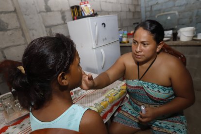 La niña tiene heridas en el rostro, en las piernas y en los brazos.