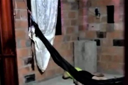 Los dos cadáveres quedaron tendidos en el piso de la casa donde estaban reunidos varios amigos.