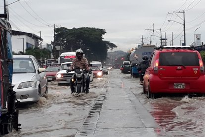 La zona es afectada en cada invierno. La gente del sector pide un arreglo definitivo de los desagües