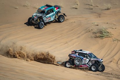 El auto que maneja el tricolor (d) durante el recorrido por las dunas del desierto de Arabia  Saudita, en la segunda jornada del Dakar.