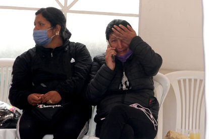 La madre de la víctima  llama a sus familiares para contarles el trágico hecho, mientras espera los resultados de la autopsia.