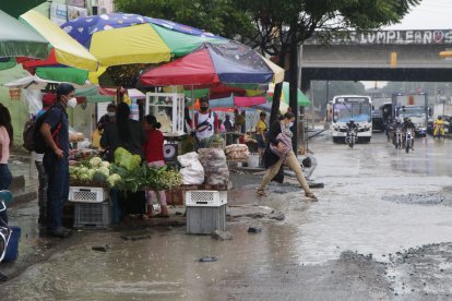La informalidad  y las pozas afectan aún más en Flor de Bastión.   

PERIODISTA : JOSE PIZZA

FECHA : 04/01/2021 

Agencia (ag-extra)