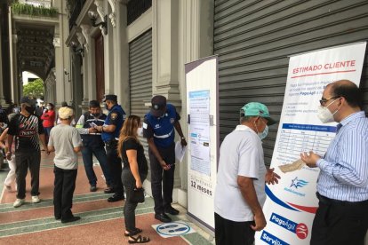 Funcionarios trataban de orientar a los abuelitos.