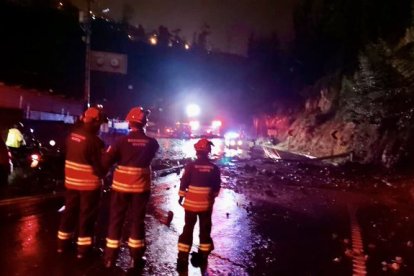 El Cuerpo de Bomberos de Quito atiende la emergencia.