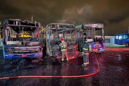 Tres buses quedaron destruidos por el fuego.
