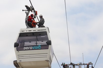 Los rescatistas llegan hasta la cabina a través de un arnés que se coloca en el cableado.