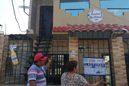 La Policía Nacional resguardó el operativo para la colocación de sellos.