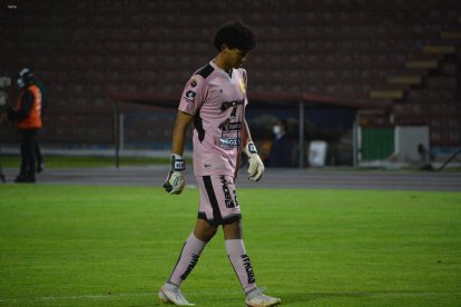 El cancerbero de 22 años renovó y continuará una temporada más en el equipo riobambeño.